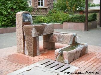 Brunnen vor der Grundschule