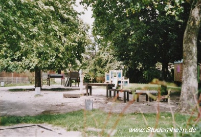 beim Kindergarten ber den Zaun geschaut